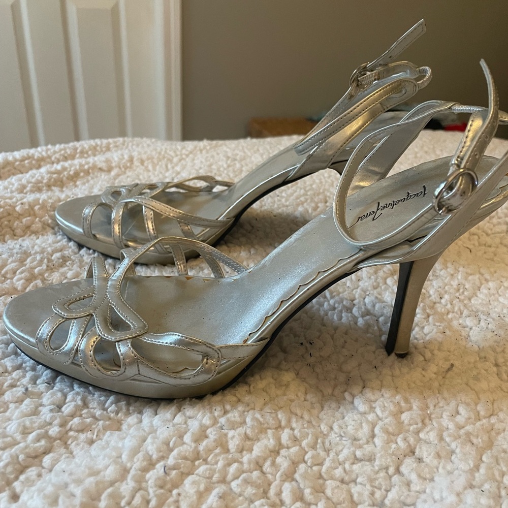 JAQUELINE FERRAR silver classy sandals. Size 8